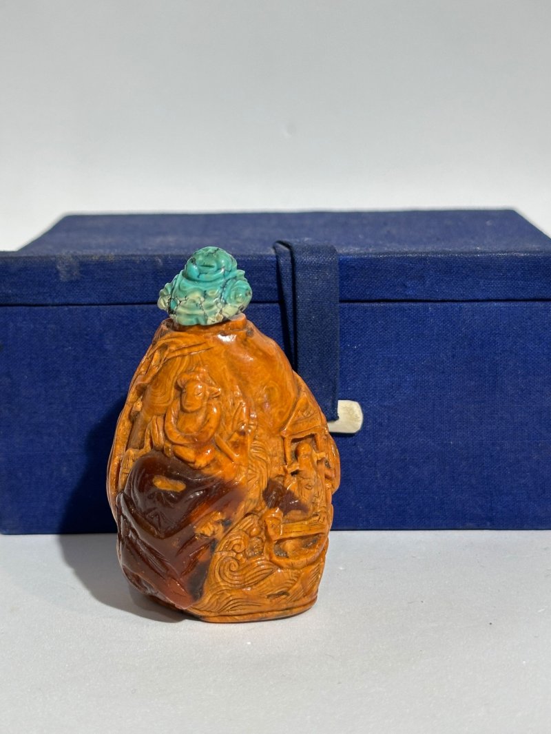 1760-1880 琥珀人物大師根珀人物紋鼻煙壺 及盒 | A ROOT AMBER SNUFF BOTTLE - 图10