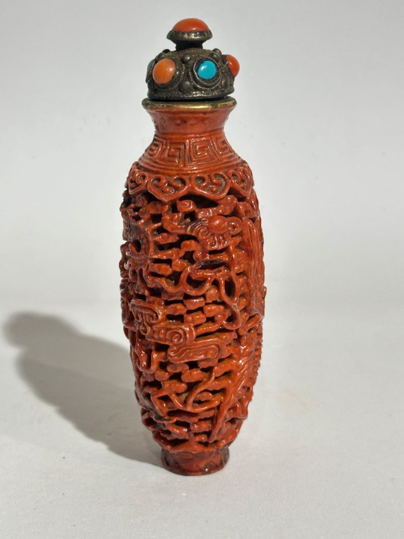 清中期 紅釉、藍釉模製⌈龍鳳呈祥⌋鼻煙壺二件 | TWO MOULDED AND ENAMELLED PORCELAIN 'DRAGON AND PHOENIX' SNUFF BOTTLES - 图7