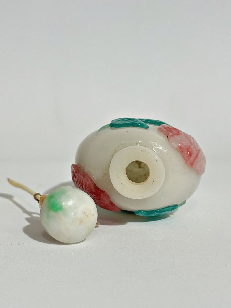 二十世紀 涅白地套雙色玻璃花紋鼻煙壺、翡翠蓋 | A PINK AND GREEN OVERLAY WHITE GLASS 'FLOWER' SNUFF BOTTLE - 图4