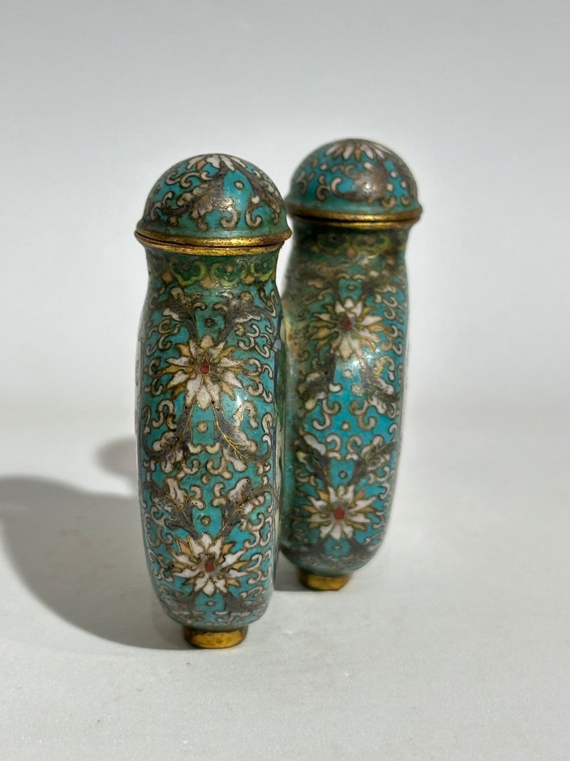 二十世紀 銅胎掐絲琺瑯博古紋雙聯鼻煙壺 | A CLOISONNÉ 'HUNDRED ANTIQUES' DOUBLE SNUFF BOTTLE - 图6