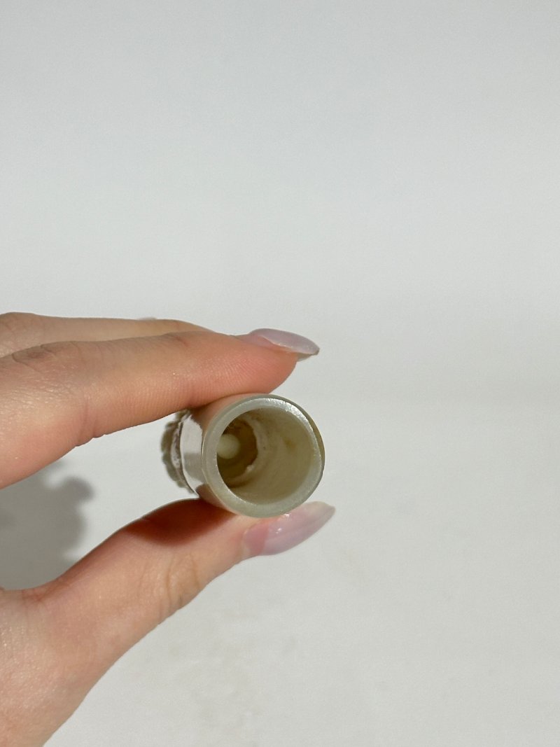 莫臥兒 十八/十九世紀 青白玉葉紋水煙嘴 | A GREENISH WHITE JADE 'FOLIATE' WATER PIPE MOUTHPIECE - 图3