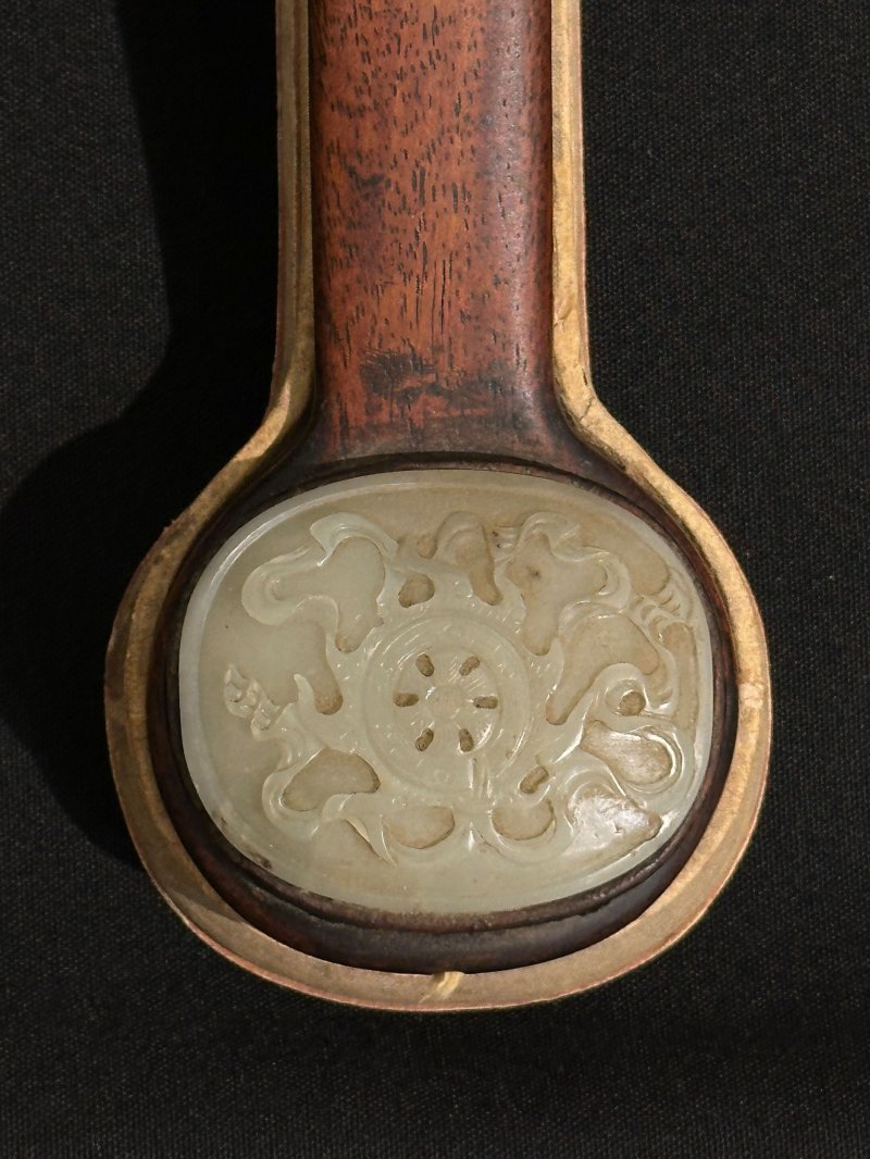 晚清 紅木嵌玉⌈八寶紋⌋如意 及座 | A ROSEWOOD JADE-INSET RUYI - 图3