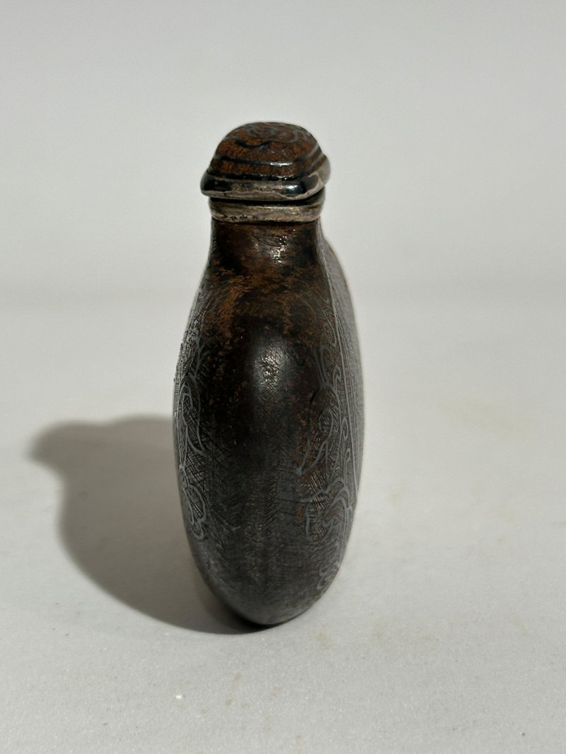 清十九世紀 烏銀瓜紋、夔龍紋鼻煙壺二件 | TWO SILVER NIELLO 'MELON' AND 'KUI DRAGON' SNUFF BOTTLES - 图7