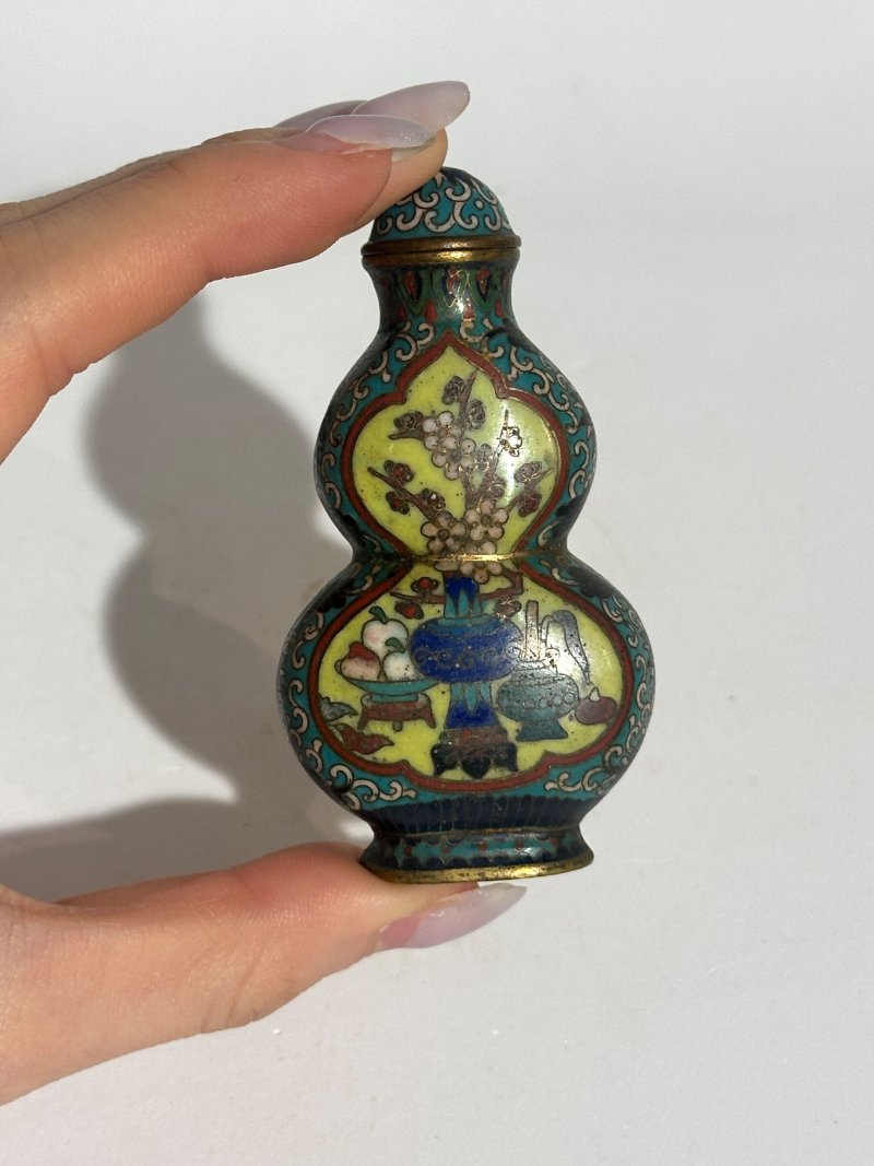 十九/二十世紀 銅胎琺瑯鼻煙壺七件 （博古）⌈乾隆年製⌋款 | SEVEN CLOISONNE ENAMEL SNUFF BOTTLES - 图8