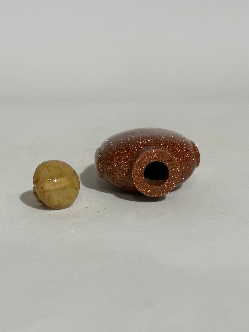 十九/二十世紀 紫雪花玻璃、金星玻璃、綠玻璃壽字紋、黑地灑金星玻璃、玻璃仿白玉、瑪瑙、琥珀、硬石、蜜蠟鼻煙壺九件 | NINE GLASS SNUFF BOTTLES - 图35