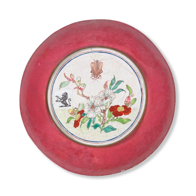 清雍正 外胭脂紅畫琺琅西洋人物圖盤 | A RARE PAINTED ENAMEL 'EUROPEAN SUBJECT' RUBY-BACK DISH - 图2