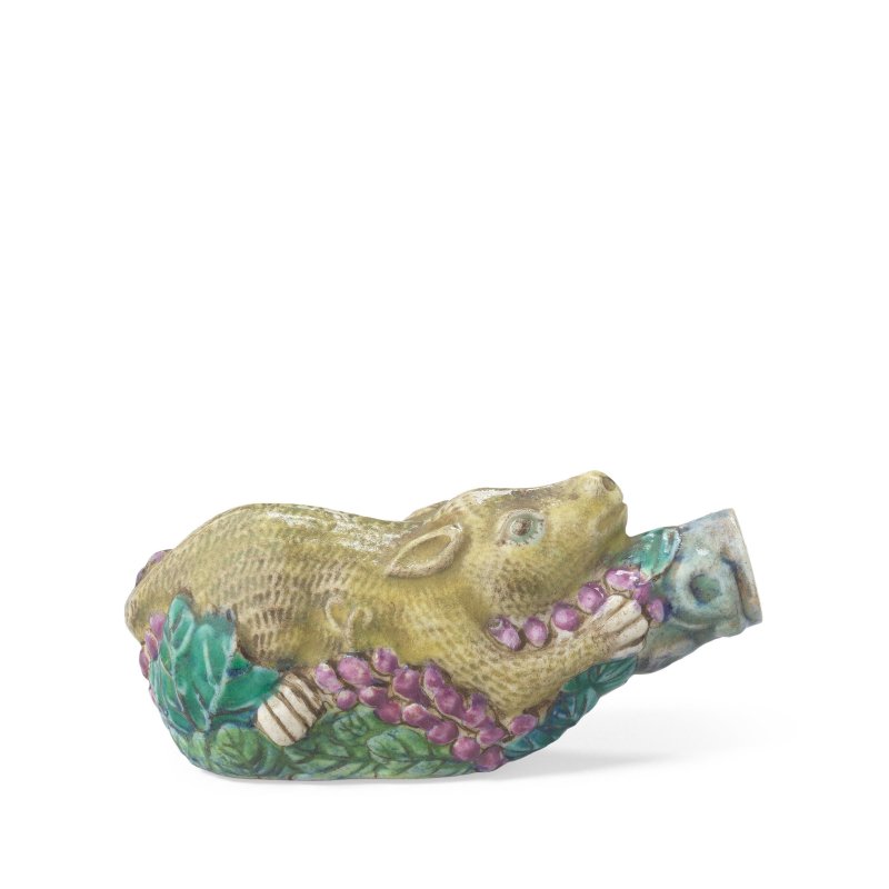 十九世紀 粉彩松鼠葡萄鼻烟壺 | A FAMILLE ROSE 'SQUIRREL AND GRAPES' SNUFF BOTTLE
