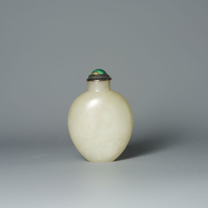 清十九世紀 青白玉素紋鼻煙壺 | A GREENISH WHITE JADE SNUFF BOTTLE - 图1