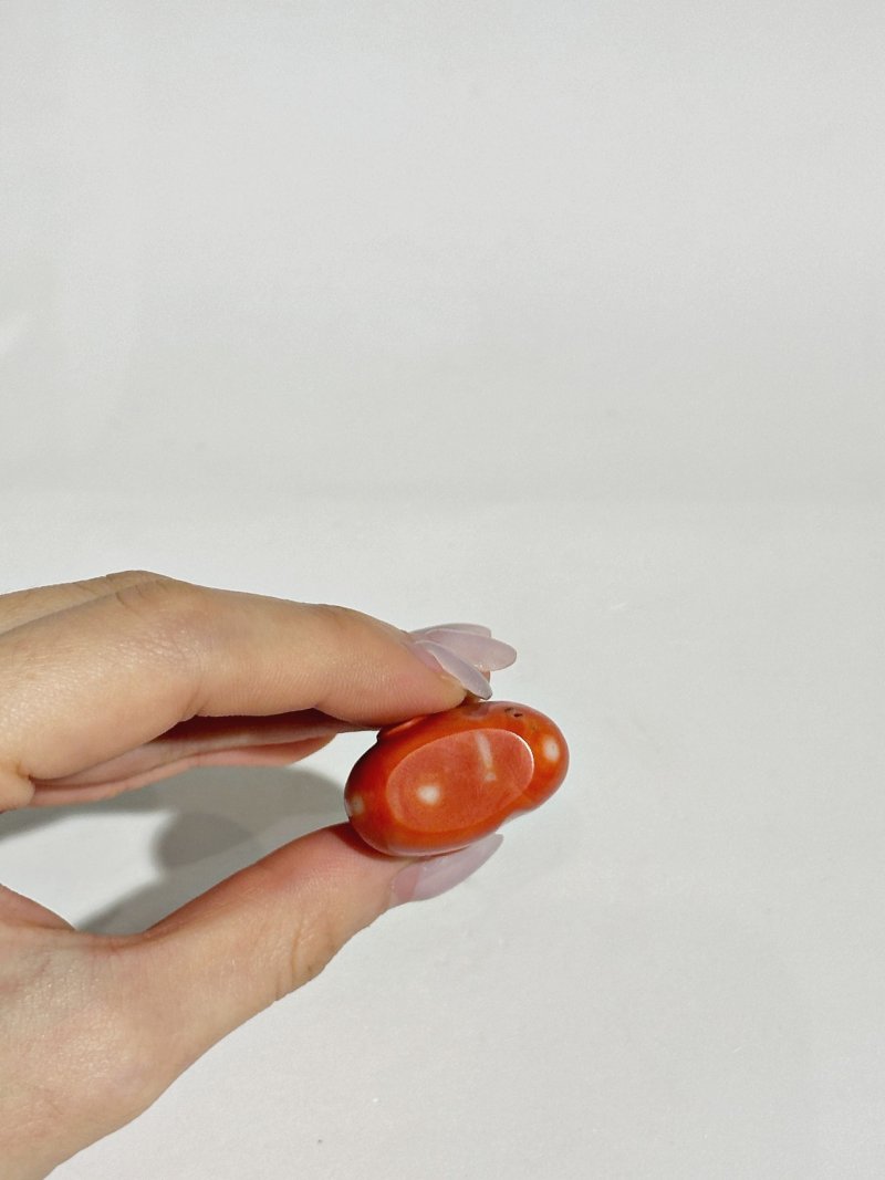 清中晚期 珊瑚葫蘆包袱紋鼻煙壺、珊瑚蓋 | A CORAL 'GOURD' SNUFF BOTTLE - 图2