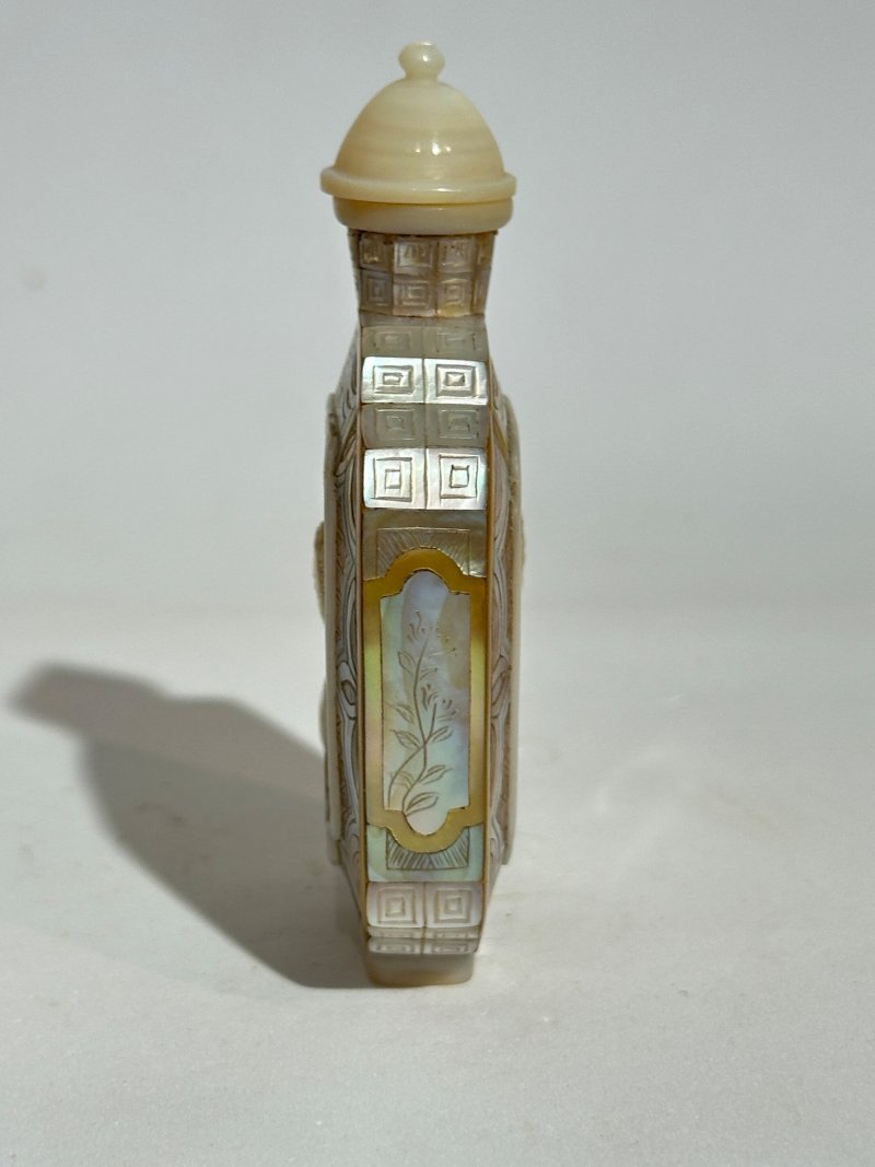 二十世紀 螺鈿開光仕女紋鼻煙壺 ⌈乾隆年製⌋刻款 | A MOTHER-OF-PEARL 'LADY' SNUFF BOTTLE - 图7
