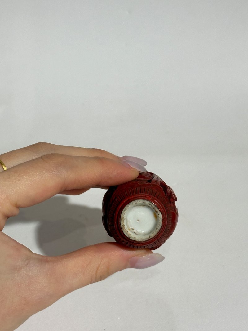 清十八/十九世紀 瓷胎剔紅山水人物紋鼻煙壺 | A CINNABAR LACQUERED-PORCELAIN SNUFF BOTTLE - 图2