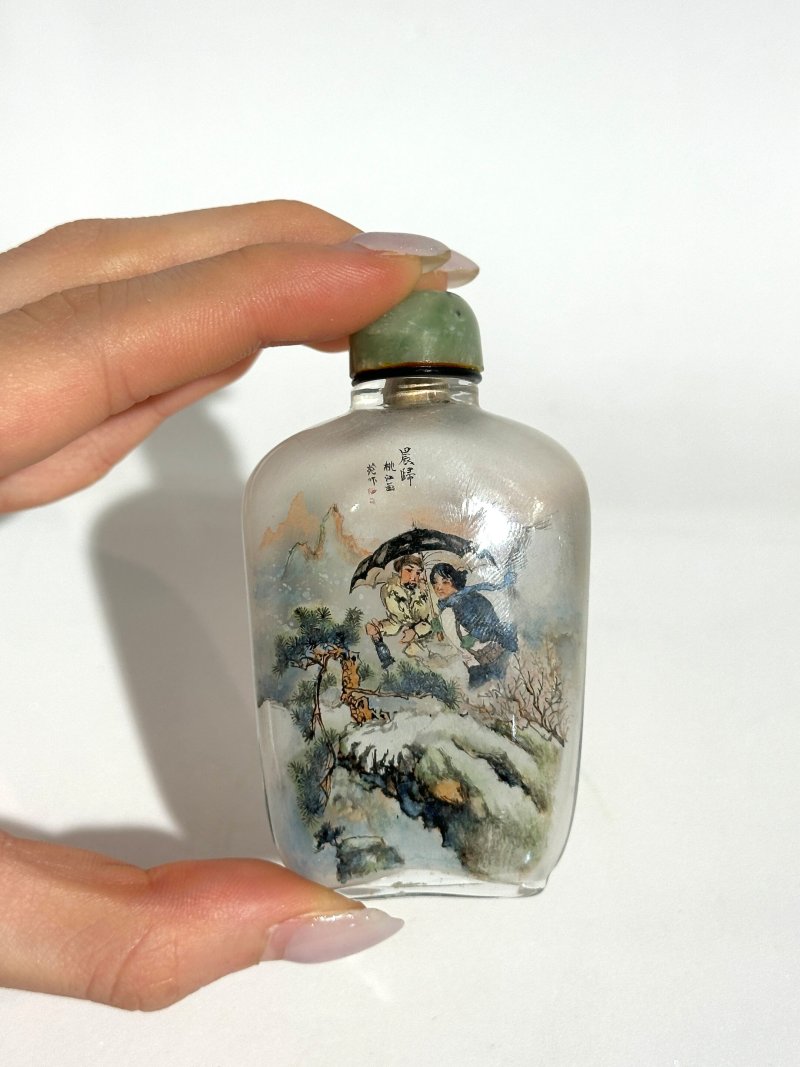桃江作 玻璃內畫「晨歸」、「百鶴圖」鼻煙壺二件 一九七零年代 | TWO INSIDE PAINTED GLASS SNUFF BOTTLES - 图5
