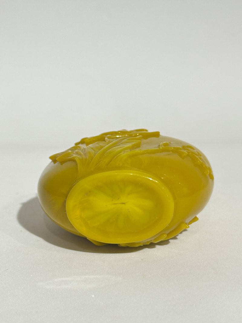 二十世紀 雞油黃玻璃光素、花卉紋鼻煙壺四件 | FOUR YELLOW GLASS SNUFF BOTTLES - 图21