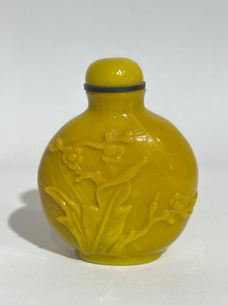 二十世紀 雞油黃玻璃光素、花卉紋鼻煙壺四件 | FOUR YELLOW GLASS SNUFF BOTTLES - 图4