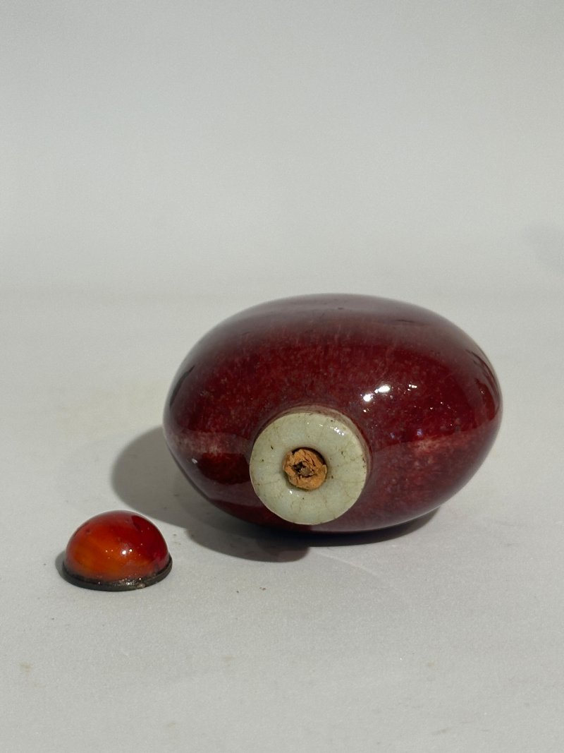 晚清至民國 瓷鼻煙壺四件 （藍）⌈乾隆年製⌋礬紅篆書款 | FOUR CERAMIC SNUFF BOTTLES - 图6