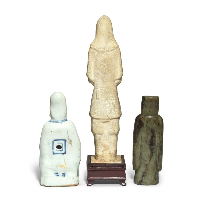 隋及更晚 米白釉勇士、青花壽老及玉雕像 | A STRAW-GLAZED WARRIOR FIGURE, A BLUE AND WHITE FIGURE OF SHOULAO AND A CARVED JADE STANDING FIGURE - 图2