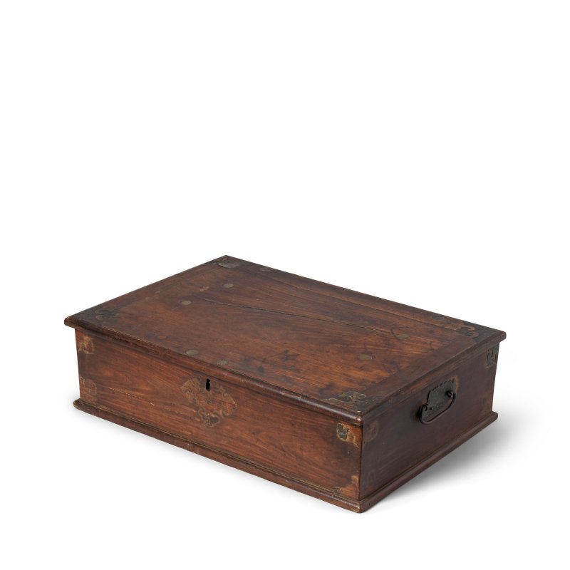 十八世紀 黃花梨蓋箱 | A LARGE HUANGHUALI DOCUMENT BOX AND COVER