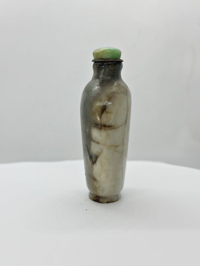 十九/二十世紀 雙色翡翠鼻煙壺二件、珊瑚蓋及翡翠蓋 | TWO BLACK AND GREEN JADEITE SNUFF BOTTLES - 图8