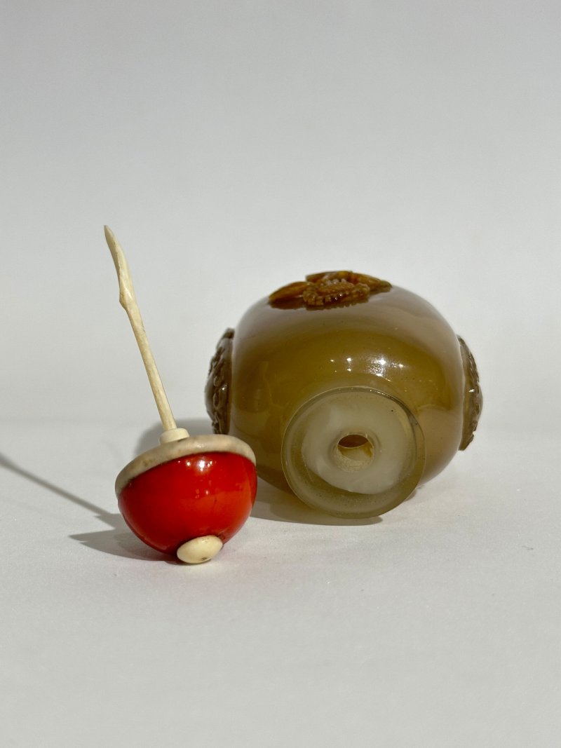 清十九世紀 玻璃仿瑪瑙花卉紋鼻煙壺 | A GLASS SNUFF BOTTLE IMITATING AGATE - 图4