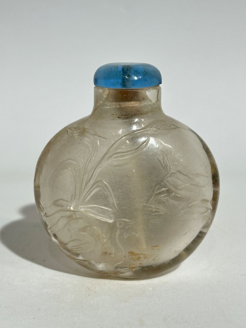 清十九世紀 水晶蘭石紋、瑞犬紋鼻煙壺二件、（蘭）珊瑚蓋 | TWO ROCK CRYSTAL 'ORCHID' AND 'BUDDHIST LION' SNUFF BOTTLES - 图16