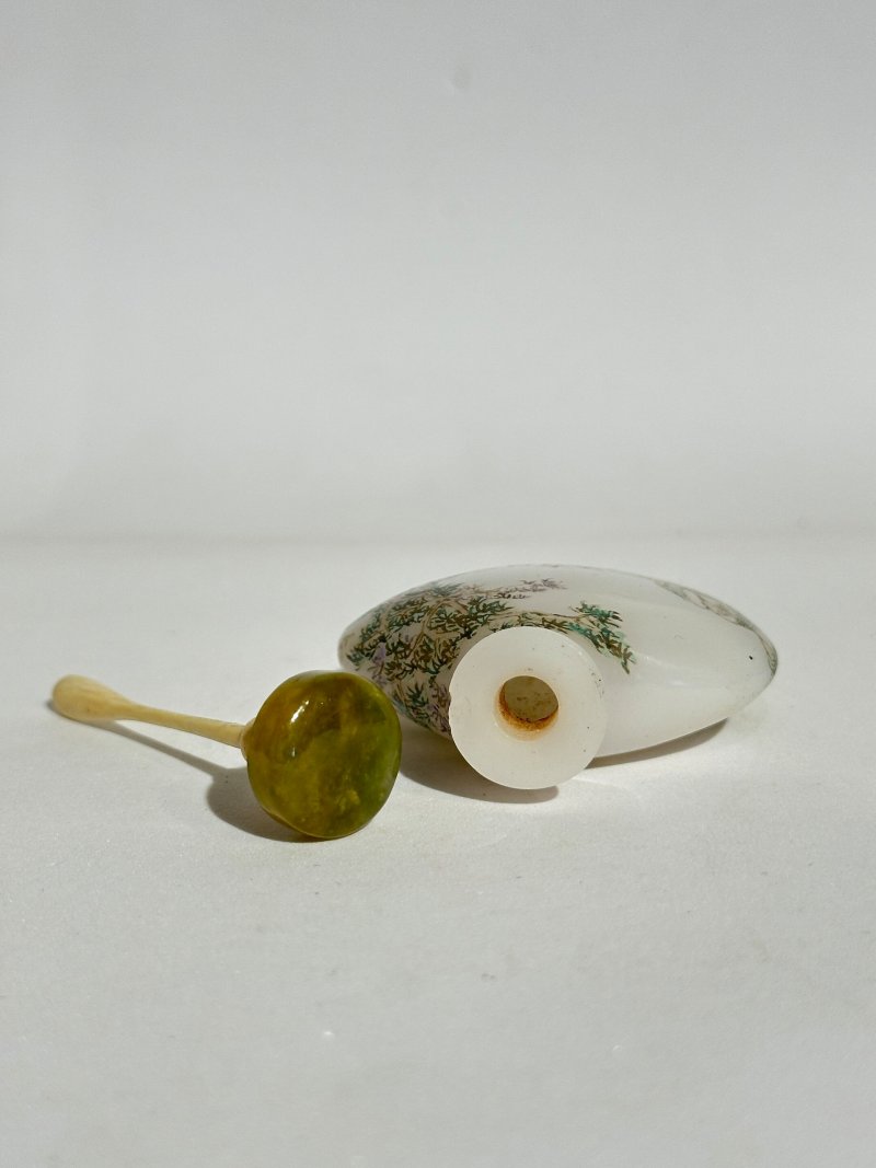 民國 涅白玻璃胎畫琺瑯山水人物紋鼻煙壺 ⌈古月軒⌋款 | AN ENAMELLED MILKY GLASS 'LANDSCAPE AND FIGURES' SNUFF BOTTLE - 图4
