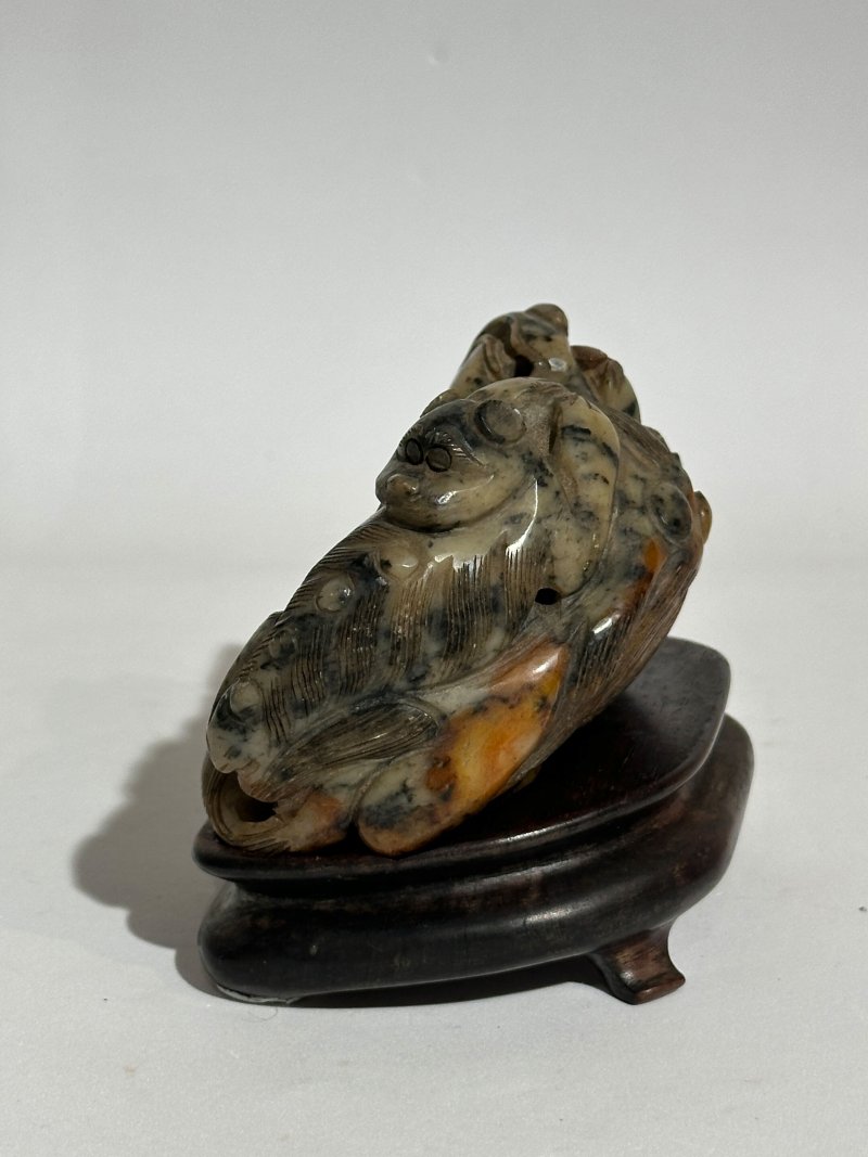 清十九世紀 青玉帶沁獅紋山子 及座 | A GREEN AND RUSSET JADE 'BUDDHIST LION' BOULDER - 图8