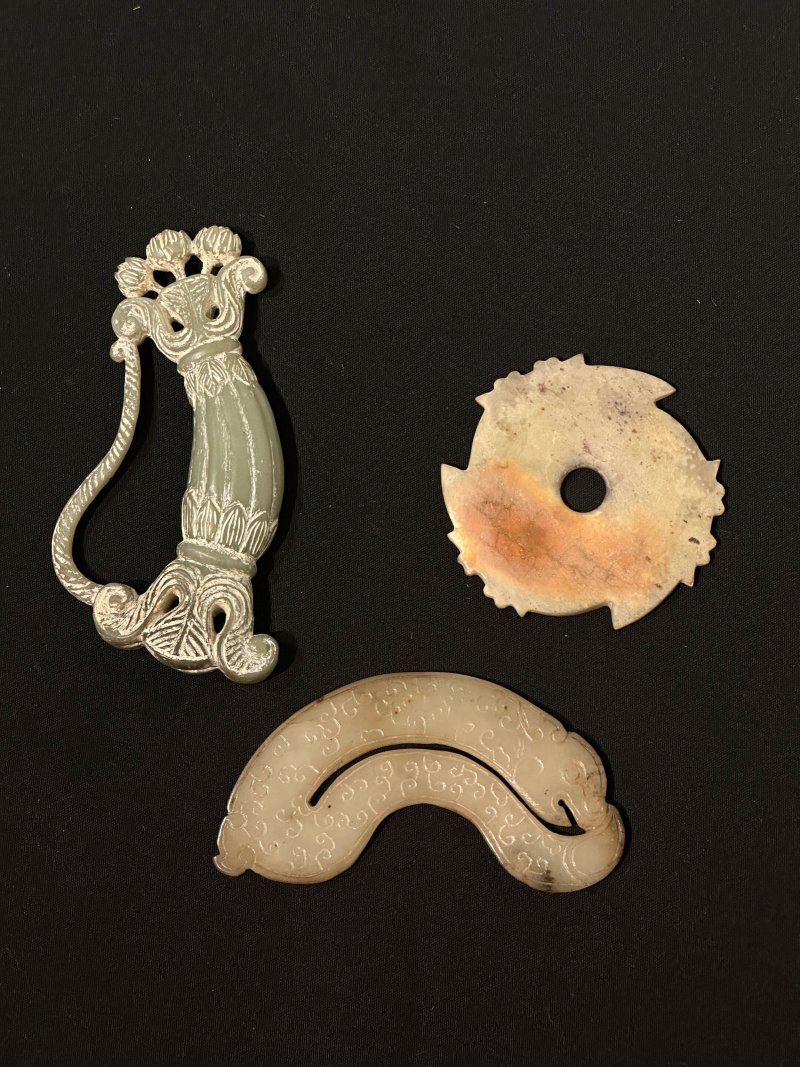 十九/二十世紀 仿古玉器三件 （其一）及盒 | THREE ARCHAISTIC JADE PIECES - 图15