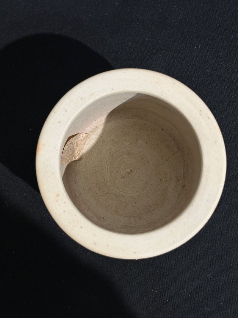 晚清至民國 澀胎「雙龍搶珠」筆筒 | A BISCUIT PORCELAIN 'DRAGON' BRUSH POT - 图6