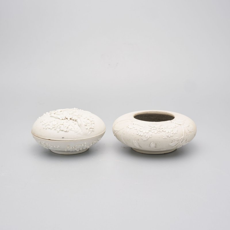 晚清至民國 澀胎牡丹紋洗、梅花紋印泥蓋盒二件 | A BISCUIT PORCELAIN 'PEONY' WASHER AND A 'PLUM BLOSSOM' INK PASTE BOX AND COVER