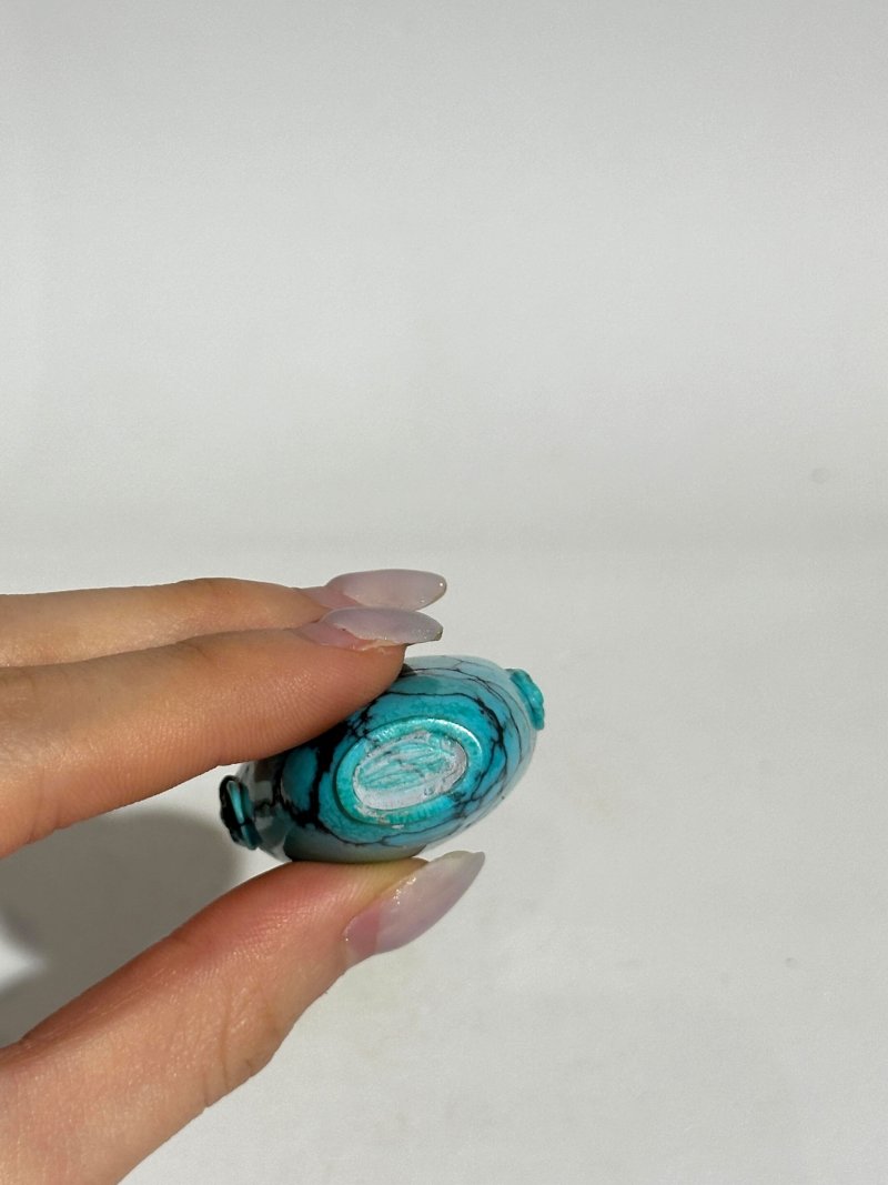 十九/二十世紀 青金石饕餮紋、綠松石鼻煙壺二件 | A LAPIS LAZULI 'TAOTIE' AND A TURQUOISE SNUFF BOTTLE - 图3