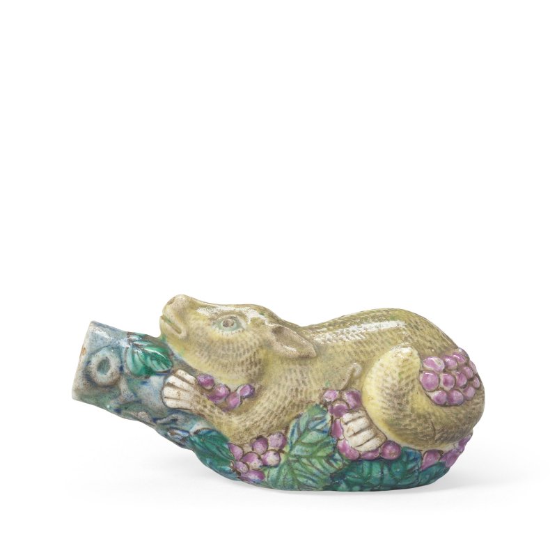 十九世紀 粉彩松鼠葡萄鼻烟壺 | A FAMILLE ROSE 'SQUIRREL AND GRAPES' SNUFF BOTTLE - 图3