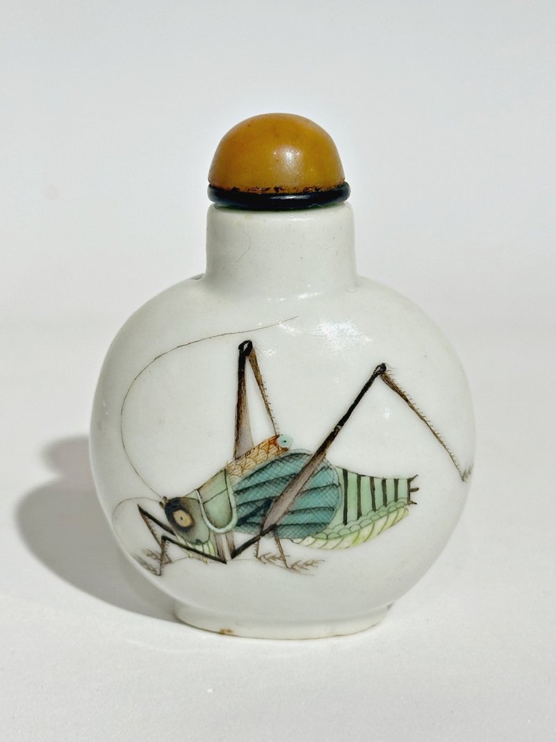 清十九世紀 粉彩⌈蟈蟈⌋鼻煙壺 ⌈永樂年製⌋礬紅篆書款 | AN ENAMELLED PORCELAIN 'CRICKET' SNUFF BOTTLE - 图8