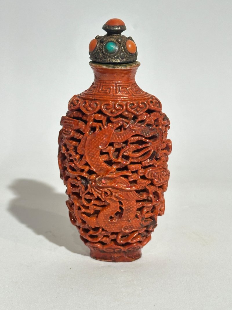 清中期 紅釉、藍釉模製⌈龍鳳呈祥⌋鼻煙壺二件 | TWO MOULDED AND ENAMELLED PORCELAIN 'DRAGON AND PHOENIX' SNUFF BOTTLES - 图9