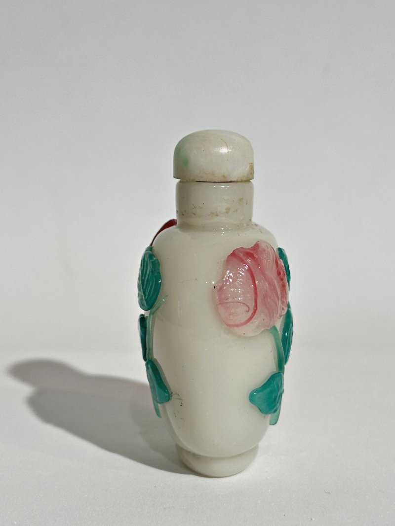 二十世紀 涅白地套雙色玻璃花紋鼻煙壺、翡翠蓋 | A PINK AND GREEN OVERLAY WHITE GLASS 'FLOWER' SNUFF BOTTLE - 图6