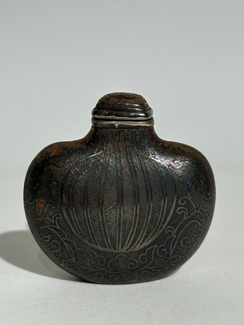 清十九世紀 烏銀瓜紋、夔龍紋鼻煙壺二件 | TWO SILVER NIELLO 'MELON' AND 'KUI DRAGON' SNUFF BOTTLES - 图9