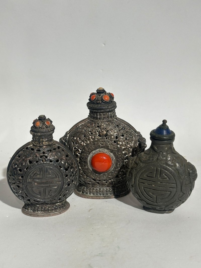 十九/二十世紀 銅胎模印鏤雕⌈龍鳳呈祥⌋鼻煙壺 ⌈萬曆⌋刻款；二十世紀 銅壽字紋、花卉紋鼻煙壺三件 | A BRASS 'DRAGON AND PHOENIX' AND THREE BRONZE SNUFF BOTTLES - 图28