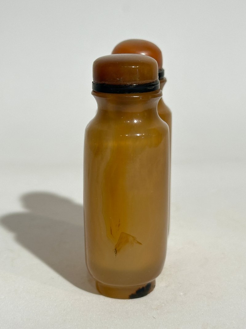 清十九世紀 雙聯瑪瑙、煙晶蝠紋鼻煙壺二件 | A SMOKY QUARTZ AND A CHALCEDONY AGATE DOUBLE SNUFF BOTTLE - 图14