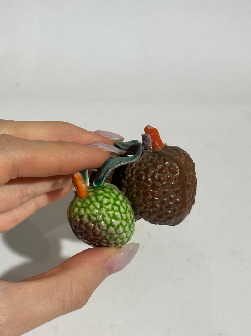 清十九世紀 仿生瓷荔枝、核桃形鼻煙壺二件、珊瑚蓋 及座 | TWO CERAMIC 'LYCHEE' AND 'WALNUT' SNUFF BOTTLES - 图11
