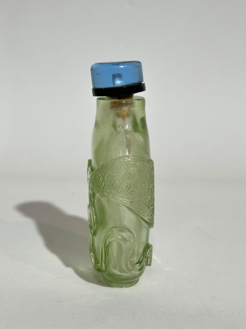 1750-1850 透明綠玻璃包袱紋鼻煙壺 | A TRANSPARENT GREEN GLASS 'BROCADE' SNUFF BOTTLE - 图7