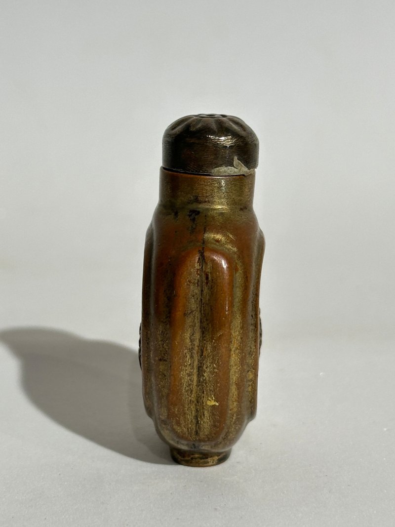 清十九世紀 鎏金銅開光花卉紋鼻煙壺 ⌈同治⌋款 | A GILT-BRONZE SNUFF BOTTLE - 图6