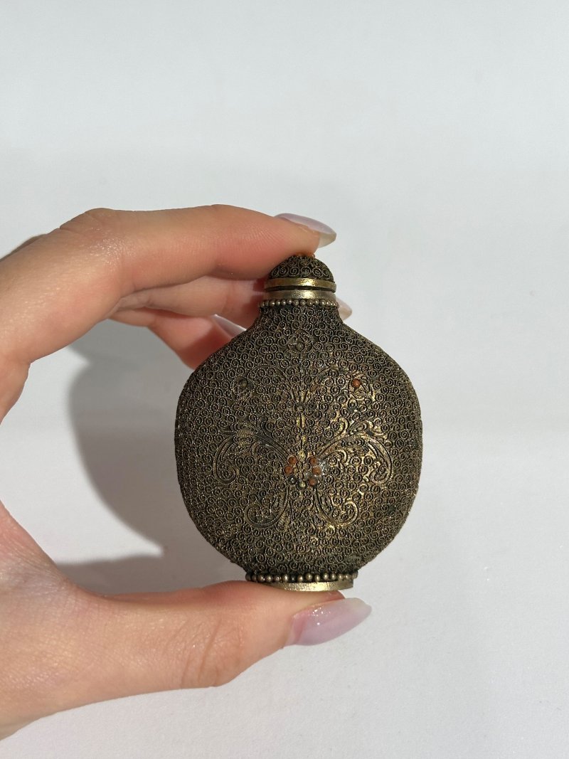 二十世紀中期 銅胎累絲嵌珊瑚花卉紋鼻煙壺 | A COPPER FILIGREE SNUFF BOTTLE - 图3