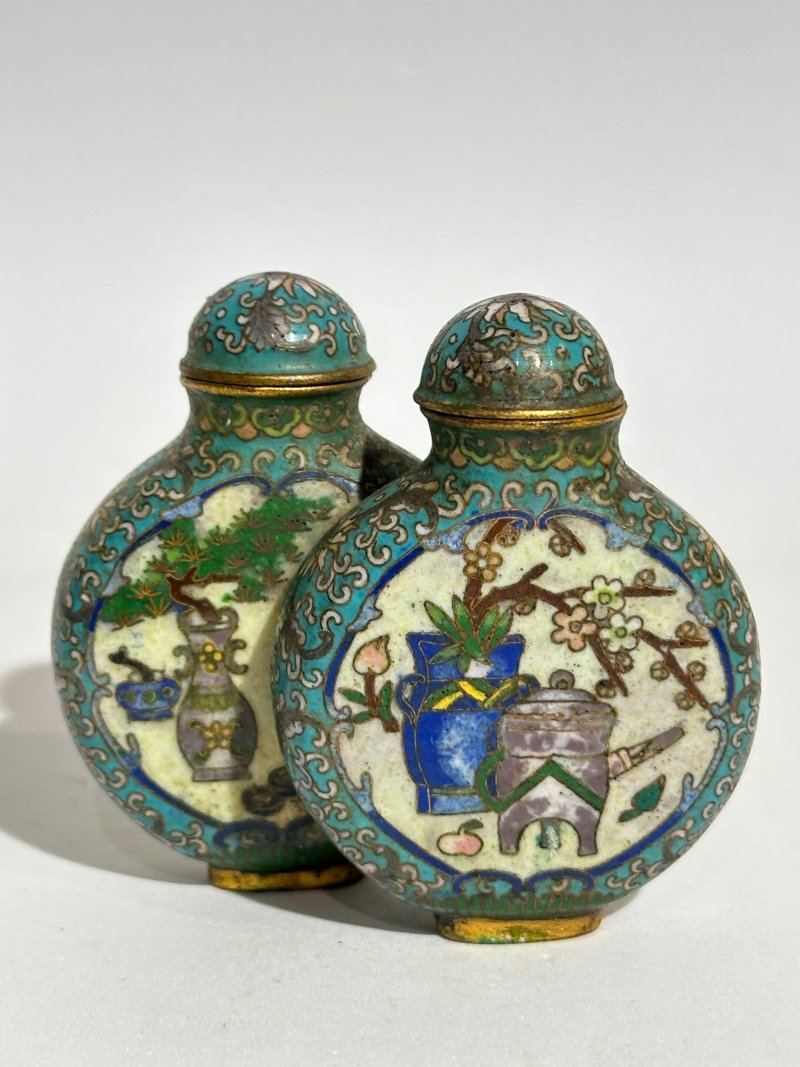 二十世紀 銅胎掐絲琺瑯博古紋雙聯鼻煙壺 | A CLOISONNÉ 'HUNDRED ANTIQUES' DOUBLE SNUFF BOTTLE - 图8