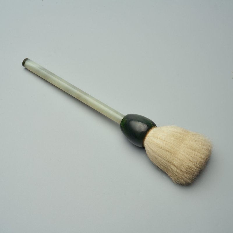 清 青玉及碧玉紐筆 | A GREEN AND SPINACH JADE BRUSH