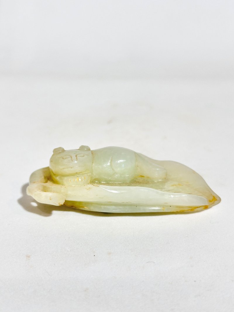 清十九世紀 青白玉⌈臥貓匐葉⌋墜 | A PALE GREEN JADE PENDANT OF A CAT ON A LEAF - 图5