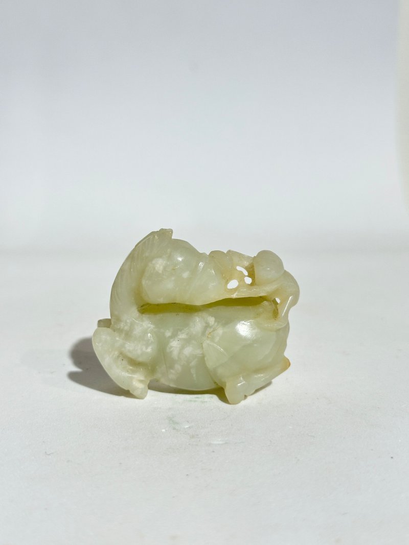 十九/二十世紀 青白玉⌈馬上封侯⌋及⌈犬⌋把件二枚 | TWO GREENISH WHITE JADE CARVINGS OF A MONKEY RIDING A HORSE, AND A DOG - 图8
