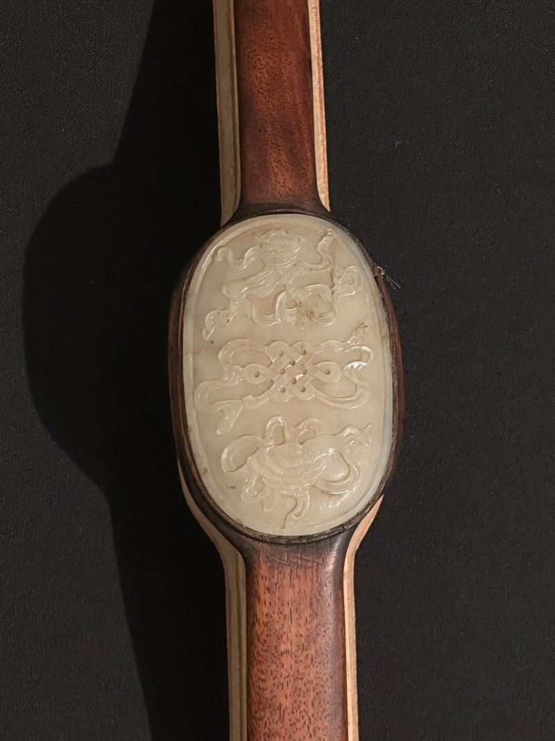 晚清 紅木嵌玉⌈八寶紋⌋如意 及座 | A ROSEWOOD JADE-INSET RUYI - 图5