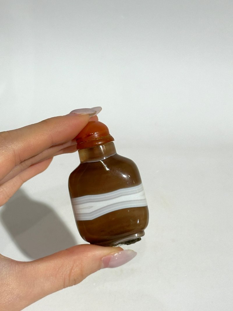 十九/二十世紀 燈心草瑪瑙、纏絲瑪瑙鼻煙壺三件 | A MACARONI AND TWO BANDED AGATE SNUFF BOTTLES - 图11
