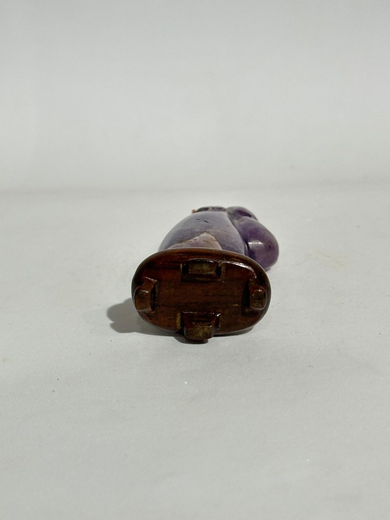 十九/二十世紀 瑪瑙、紫水晶鼻煙壺三件 | A CARNELIAN AND TWO AMETHYST SNUFF BOTTLES - 图11