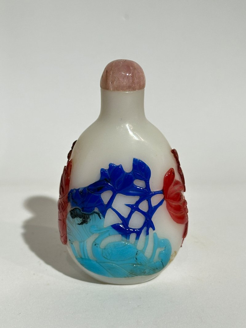 十九/二十世紀 白地套紅玻璃雙花紋、白地套三色玻璃花卉紋、透明地套紅玻璃壽字紋、涅白地套紅玻璃蝶花紋、霏雪地套紅玻璃一言九鼎紋、三腳鼎立紋、博古紋、透明地套黑玻璃一言九鼎紋鼻煙壺八件 | EIGHT OVERLAY GLASS SNUFF BOTTLES - 图33