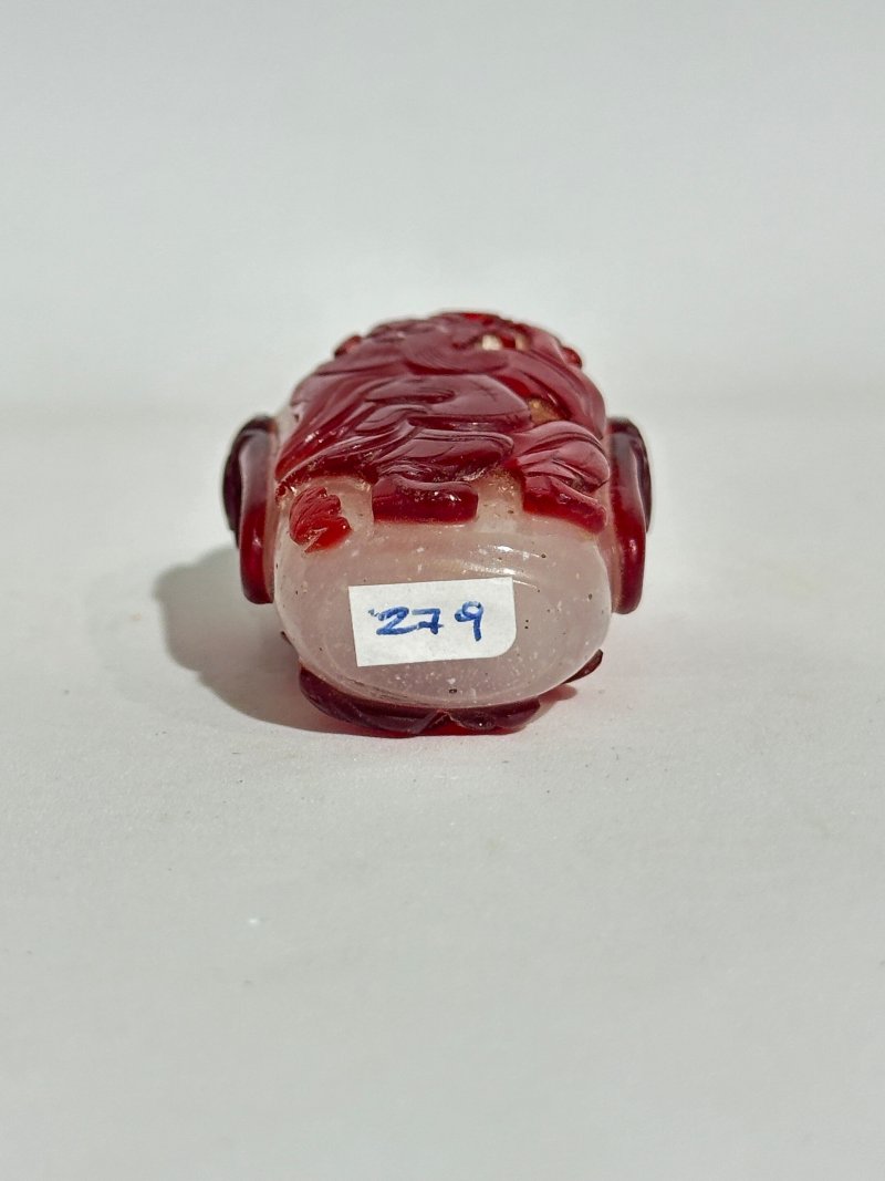 十九/二十世紀 霏雪地套紅玻璃鼻煙壺四件 | FOUR RED OVERLAY GLASS SNUFF BOTTLES - 图17